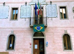 Prefeito de Val di Zoldo, no norte da Itália, coloca bandeira do Brasil na sacada da prefeitura em forma de protesto (Foto: Reprodução/Redes Sociais/Sindaco Val di Zoldo Camillo de Pellegrin).