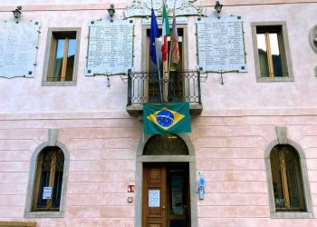 Prefeito de Val di Zoldo, no norte da Itália, coloca bandeira do Brasil na sacada da prefeitura em forma de protesto (Foto: Reprodução/Redes Sociais/Sindaco Val di Zoldo Camillo de Pellegrin).