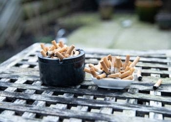Bitucas de cigarro. (Foto: Norman Tolba/Pexels)