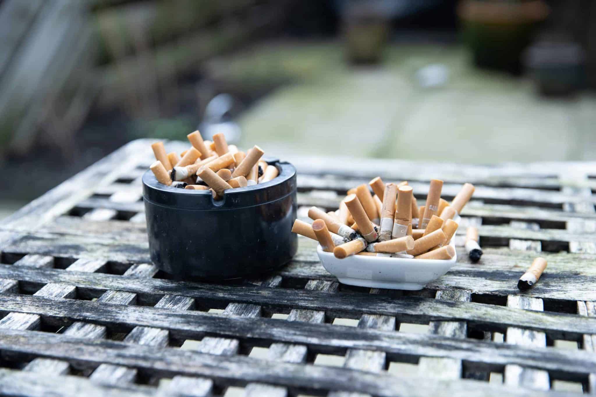 Bitucas de cigarro. (Foto: Norman Tolba/Pexels)