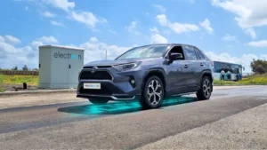 Conheça o asfalto que carrega carros elétricos nos EUA