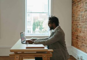 Flexibilizando horários para melhorar produtividade. (Foto: Windows/Unsplash)