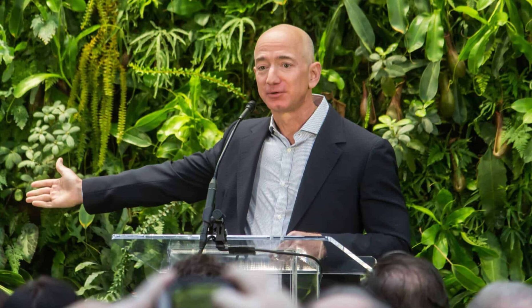 Jeff Bezos vende US$ 4 bilhões em ações da Amazon