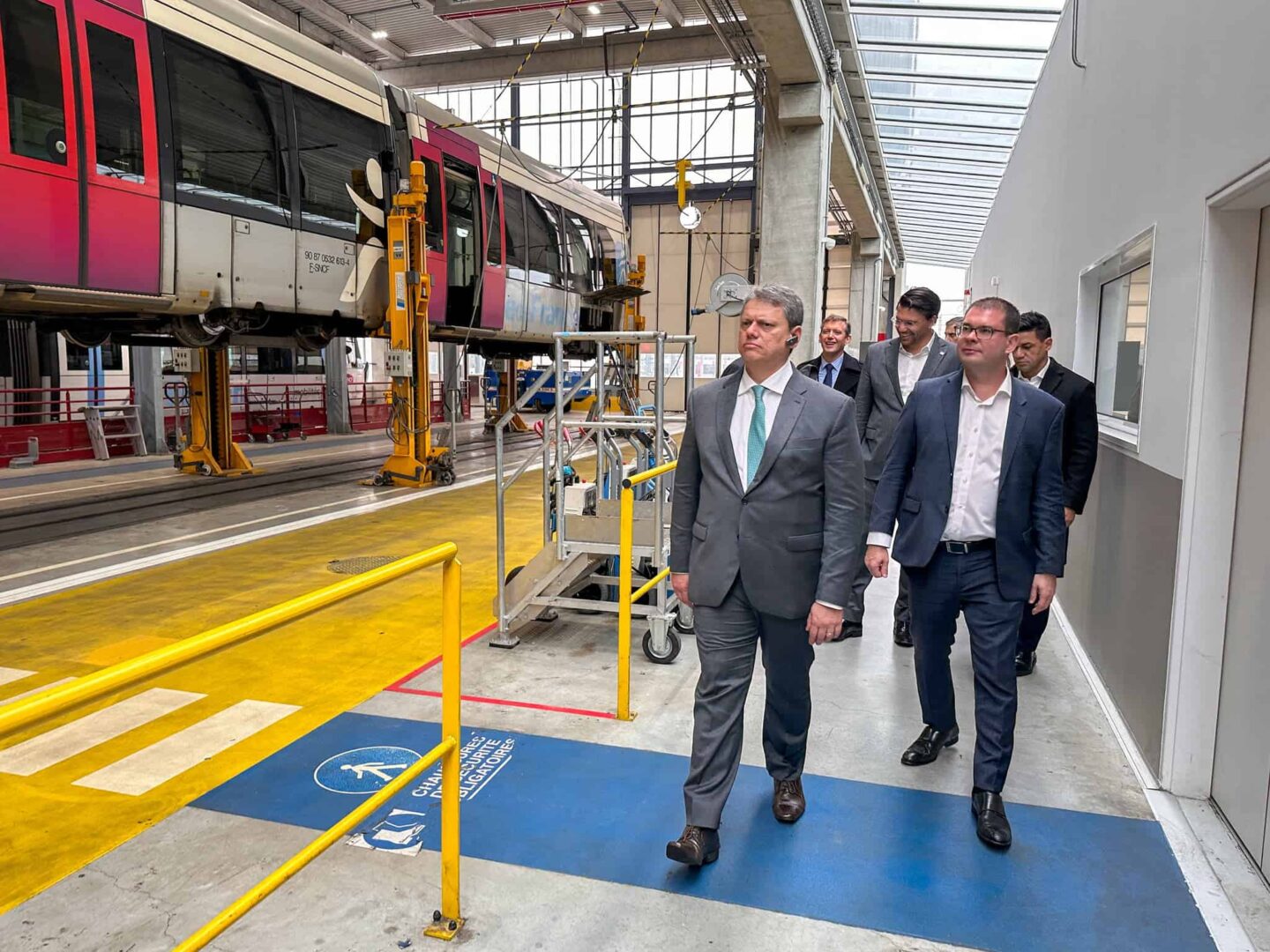 Tarcísio de Freitas se reúne com a Keolis e visita a Gare du Bourget em Paris, visando modernizar o transporte público de SP.