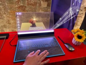 MWC 2024 traz laptop com tela transparente e celular flexível