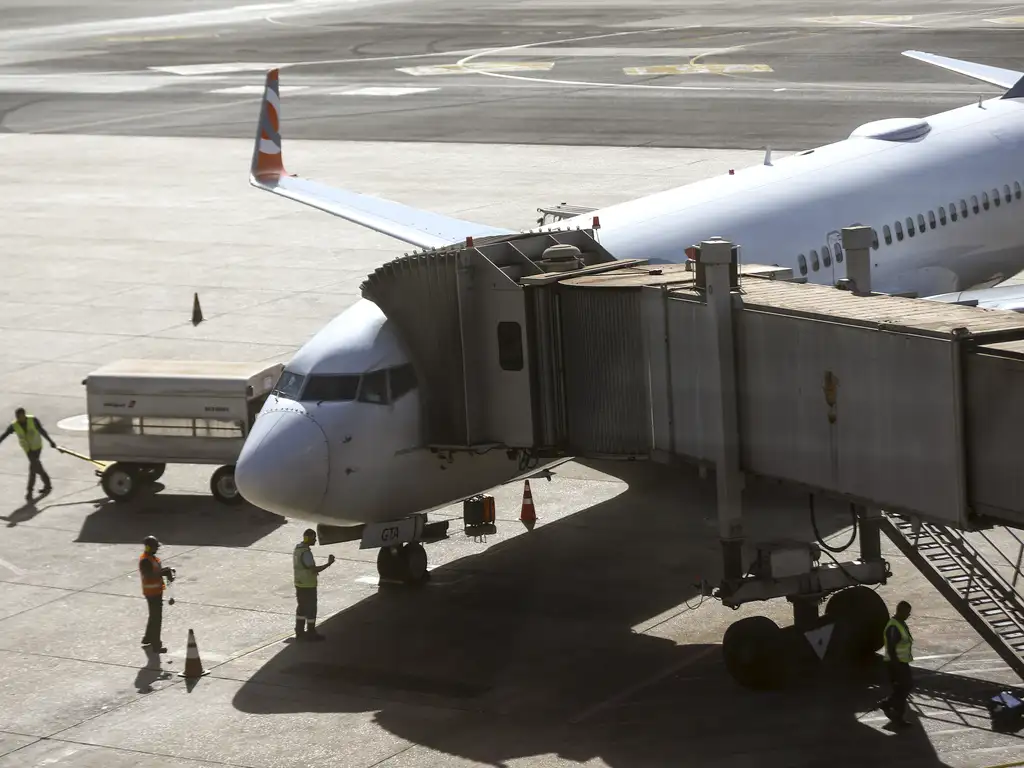 avião - aeroporto - setor de serviços