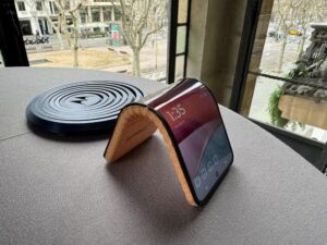 MWC 2024 traz laptop com tela transparente e celular flexível