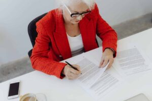 Empresa é condenada por demitir funcionária que recusou se aposentar
