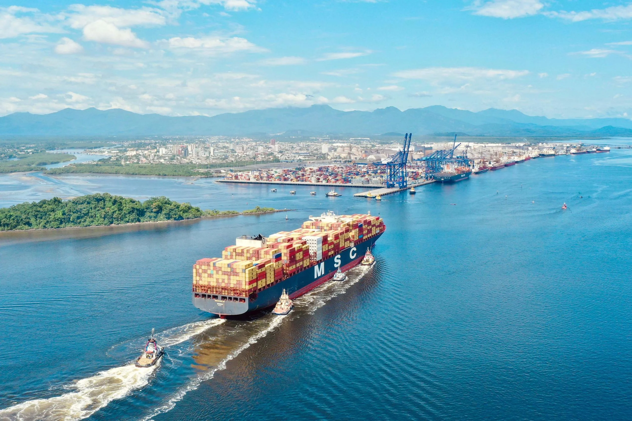 Porto de Paranaguá recebe maior navio porta-contêineres em comprimento: 366 metros Foto: TCP