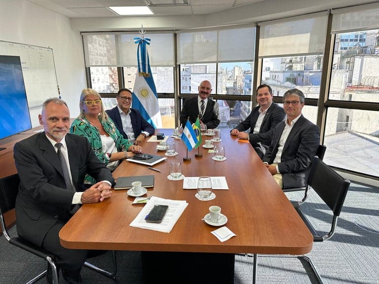 Brasil e Argentina assinam memorando para céus abertos.