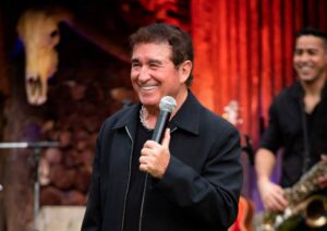 Imagem de Amado Batista cantando em um show.