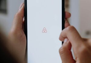 Expansão da Airbnb na América Latina. (Foto: Cottonbro Studio/Pexels)