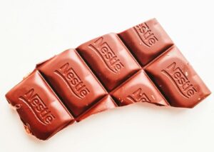 Fusão pós-Páscoa muda o mercado. (Foto: Inma Santiago/Unsplash)