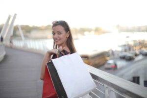 Millenials e Geração Z apresentam boas pontuações de crédito nos EUA. (Foto: Andrea Piacquadio/Pexels)