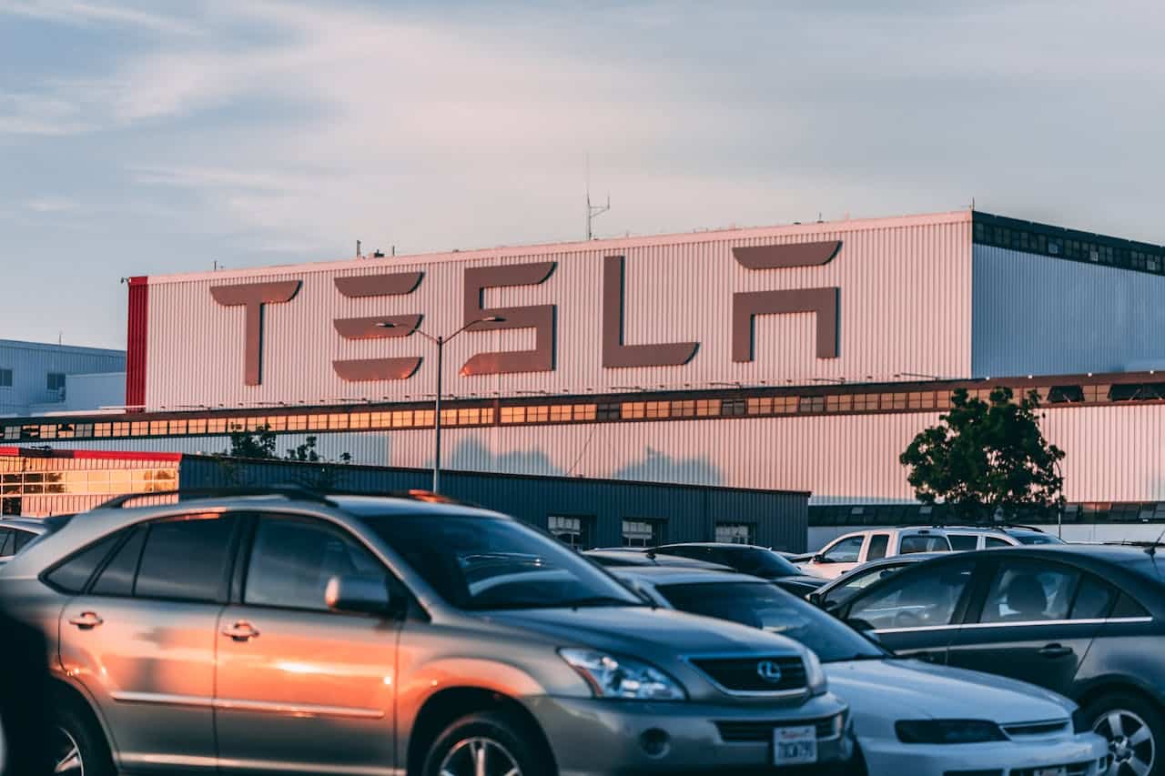 Novo modelo de produção de Tesla. (Foto: Craig Adderley/Pexels)
