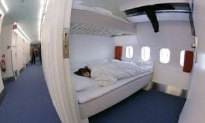 Descubra o hotel Boeing 747 na Suécia, com suítes exclusivas, incluindo uma na cabine do piloto. Uma experiência de hospedagem única.