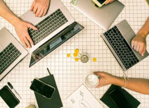 Parceria estratégica na indústria criativa. (Foto: Canva Studio/Pexels)