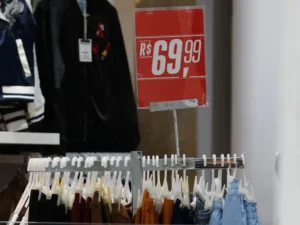 Varejo - Vitrine - Roupas - financiamento - comércio varejista