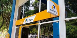 Caixa e Correios assinam protocolo para compartilhar serviços e estruturas, visando ampliar o acesso a serviços financeiros e postais.