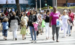 Mulheres estudam mais e ganham menos que os homens no Brasil