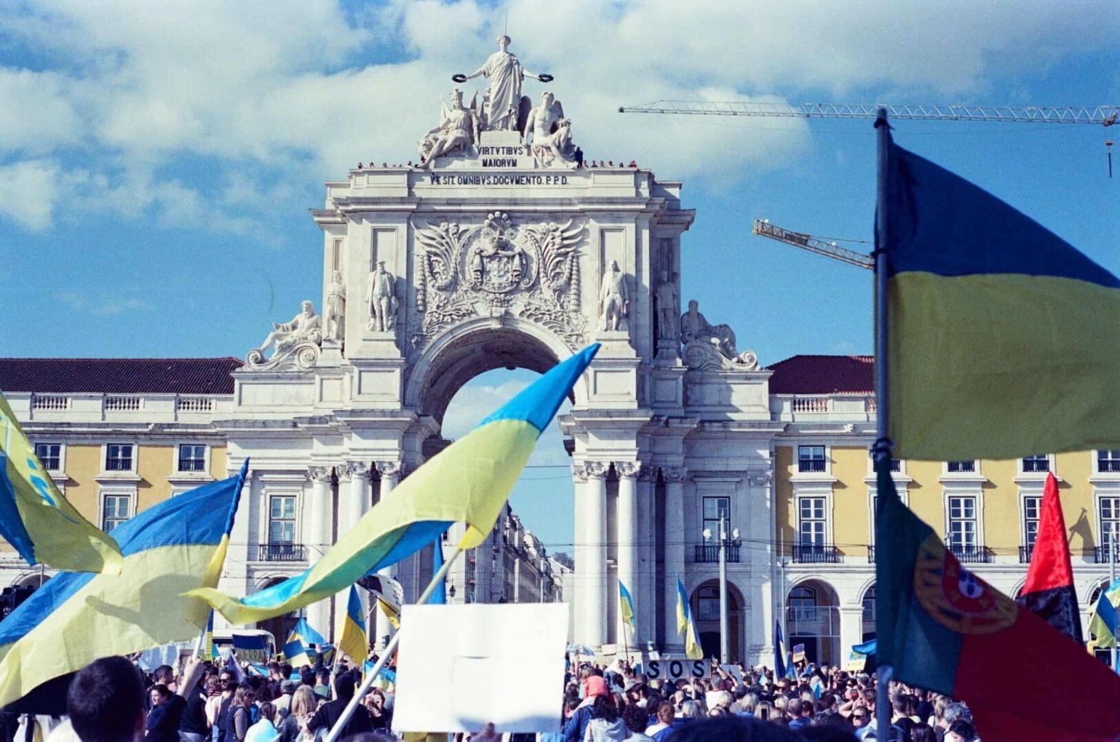 Brasileiros insatisfeitos com agência de imigração protestam em Portugal