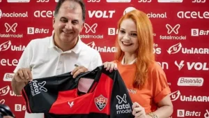 A Fatal Model se destaca como patrocinadora do futebol brasileiro. (Foto: Victor Ferreira/EC Vitória)