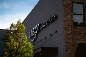 Amazon revê política de lojas físicas. (Foto: Bryan Angelo/Unsplash)