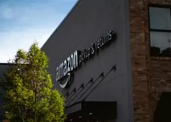 Amazon revê política de lojas físicas. (Foto: Bryan Angelo/Unsplash)