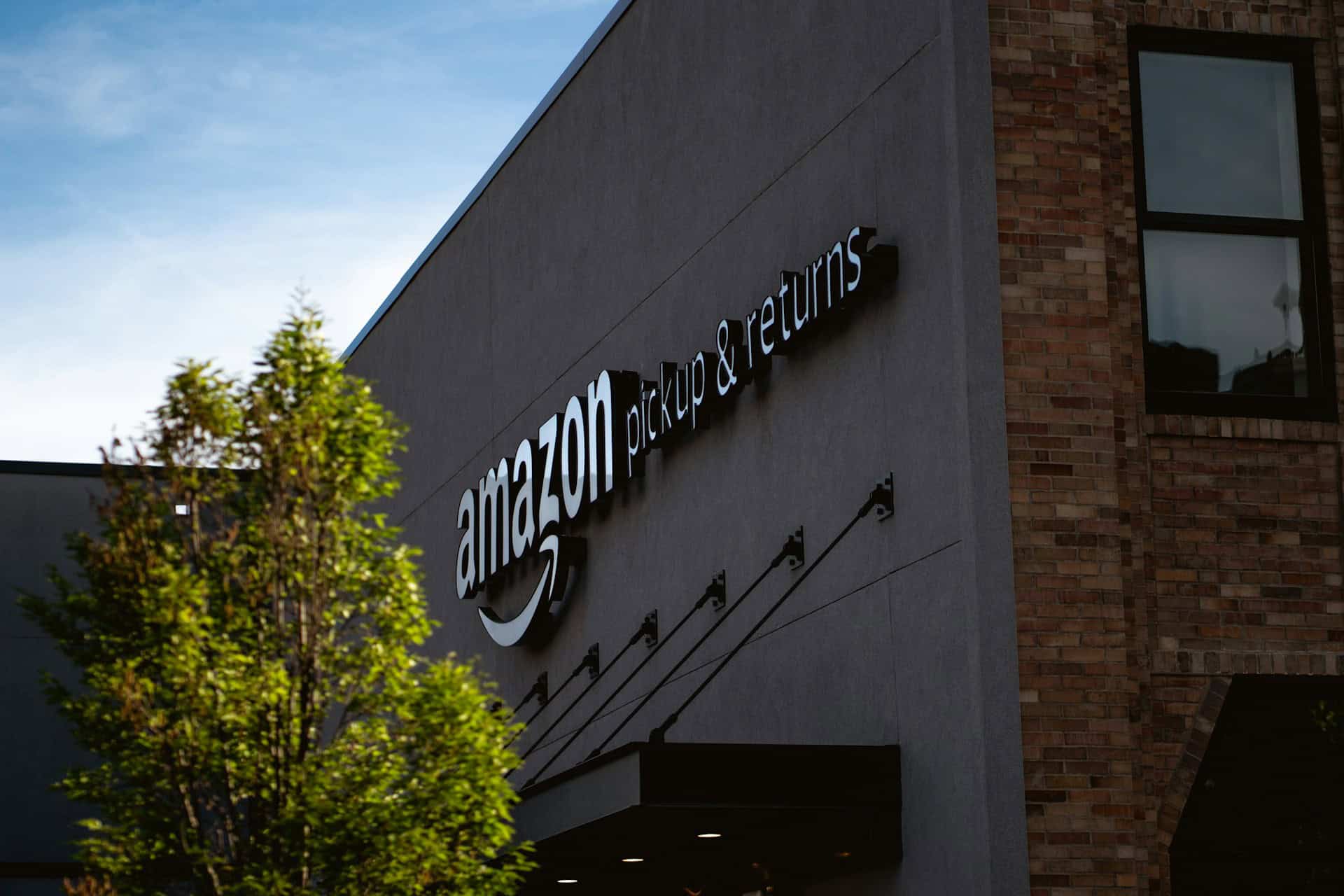 Amazon revê política de lojas físicas. (Foto: Bryan Angelo/Unsplash)