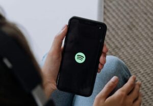 Aumento dos preços do Spotify em pauta. (Foto: Cottonbro Studio/Pexels)