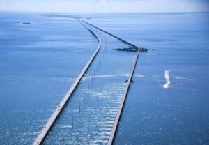 Criada com US$ 50 milhões, descubra a estrada flutuante que liga 44 ilhas
