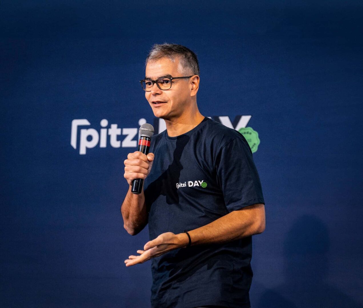 Pitzi celebra 2,5 milhões seguros para celulares.