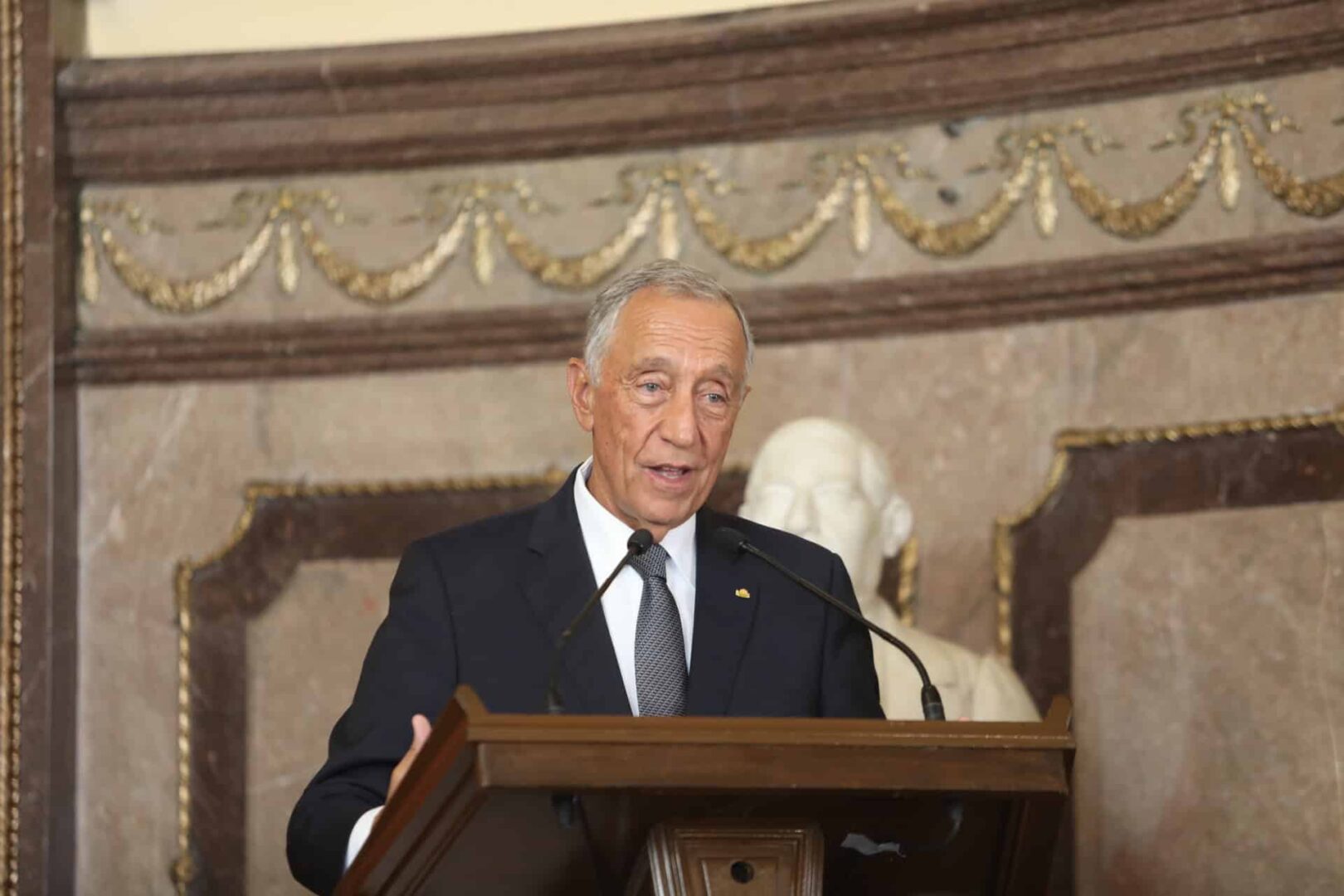 Portugal deve "pagar custos" por crimes coloniais, diz presidente