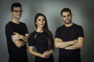 Os cofundadores da Zafran, Sanaz Yashar (centro), Ben Seri e Snir Havdala. (Foto: Divulgação/Eric Sultan)