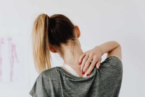 Problemas de saúde relacionados ao uso de smartphones. (Foto: Karolina Grabowska/Pexels)