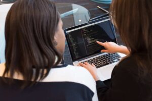 Veja os salários no setor de TI. (Foto: Christina Morillo/Pexels)
