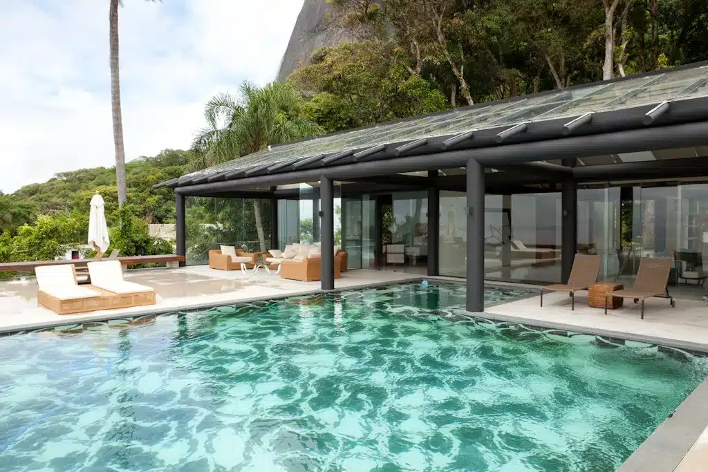 Luciana Mantel lucra com imóveis luxuosos e entretenimento