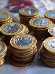 Moeda - Dinheiro - Real - Economia - Rendimento - Crédito - Déficit Primário - Orçamento 2025 - PIB do Brasil - Mundo - bilionários do Ceará - estados maiores impostos