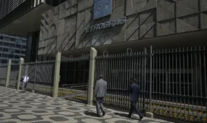 Associação de petroleiros protocola denúncia contra conselheiro da Petrobras