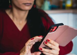 Mulher é condenada a indenizar ex-amante do marido