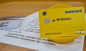 Cartão de crédito em braile. (Imagem: Divulgação/Banco do Brasil)