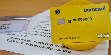 Cartão de crédito em braile. (Imagem: Divulgação/Banco do Brasil)