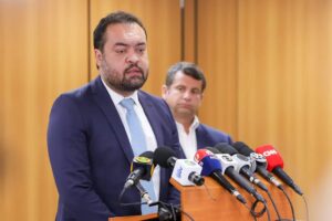 Claudio Castro é absolvido. Marcelo Freixo irá recorrer. (Foto: Tom Costa / MJSP)