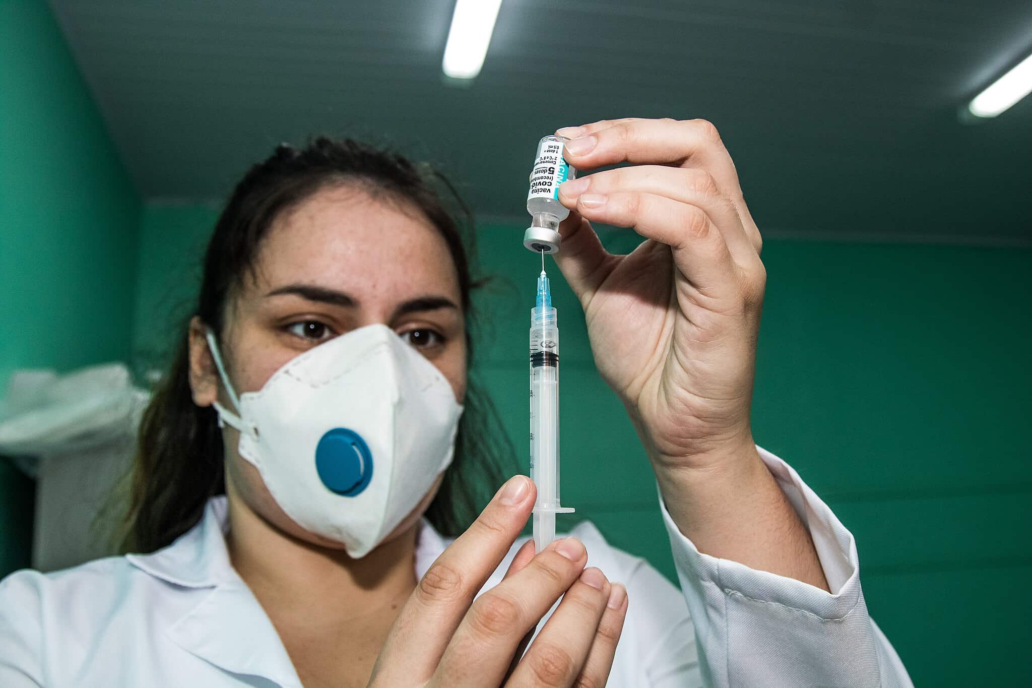 Retirada da vacina AstraZeneca. (Foto: Divulgação/Prefeitura de Pelotas)