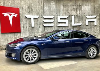 Tesla em mais uma onda de demissões e cortes. (Foto: Tesla Fans Schweiz/Unsplash)