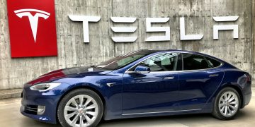Tesla em mais uma onda de demissões e cortes. (Foto: Tesla Fans Schweiz/Unsplash)