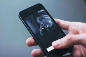 Dez anos atrás, a UBER enfrentou restrições legais e resistência.