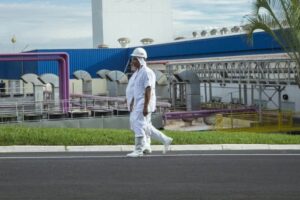 JBS adianta 13º salário a funcionários no RS devido às chuvas