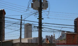 Mais pobres sacrificam comida por conta de luz em 30% dos lares