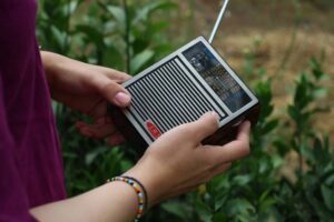 Rádio de pilha restaura contato em meio às enchentes no RS